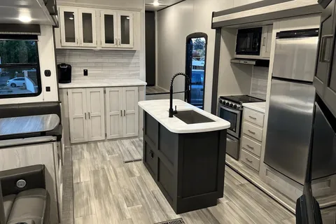 Amazing RV - 2 Bedrooms, 1.5 Baths, Fully Equipped!!