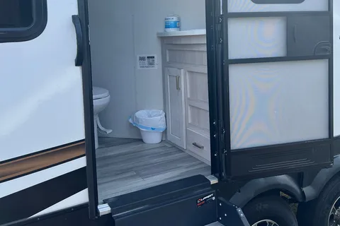 Amazing RV - 2 Bedrooms, 1.5 Baths, Fully Equipped!!