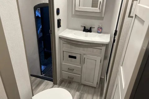Amazing RV - 2 Bedrooms, 1.5 Baths, Fully Equipped!!