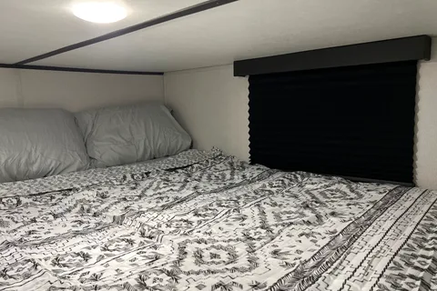 Amazing RV - 2 Bedrooms, 1.5 Baths, Fully Equipped!!
