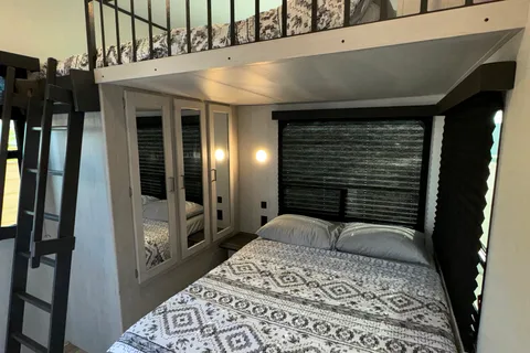 Amazing RV - 2 Bedrooms, 1.5 Baths, Fully Equipped!!