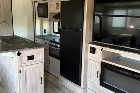 Brock's and Rhiannon’s Cozy Coachmen Northern Sprit  Travel Trailer