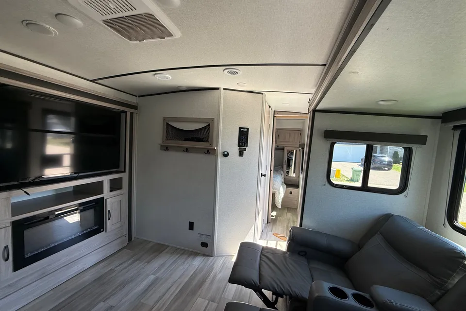 Brock's and Rhiannon’s Cozy Coachmen Northern Sprit  Travel Trailer