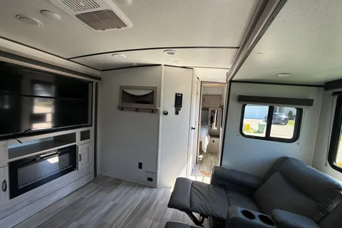 Brock's and Rhiannon’s Cozy Coachmen Northern Sprit  Travel Trailer