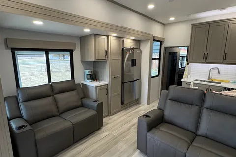David's Grand Design 41G Momentum Fifth Wheel