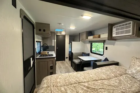 Clean & Comfy 2024 Avenir - Lightweight RV