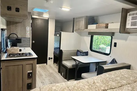 Clean & Comfy 2024 Avenir - Lightweight RV