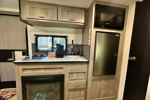 Clean & Comfy 2024 Avenir - Lightweight RV