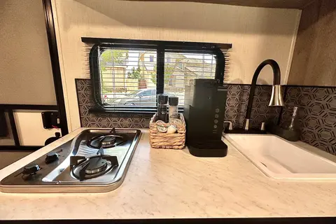 Clean & Comfy 2024 Avenir - Lightweight RV