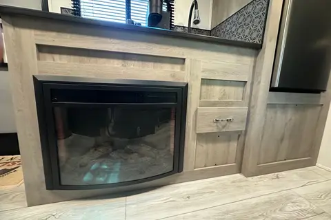 Clean & Comfy 2024 Avenir - Lightweight RV