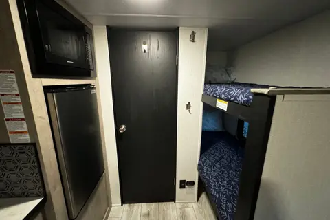 Clean & Comfy 2024 Avenir - Lightweight RV