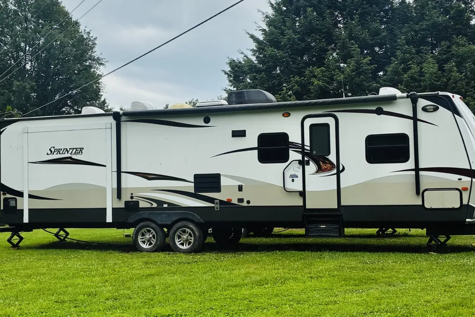 2014 Keystone sprinter. Big and perfect for your family outing!
