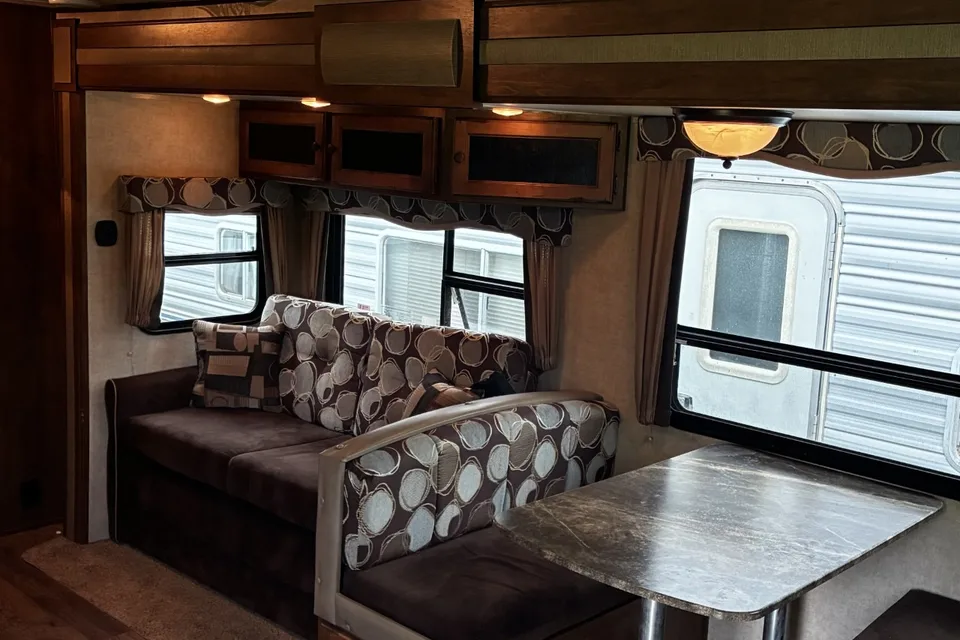 2014 Keystone sprinter. Big and perfect for your family outing!
