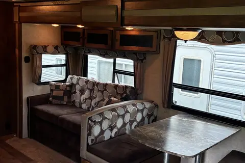 2014 Keystone sprinter. Big and perfect for your family outing!