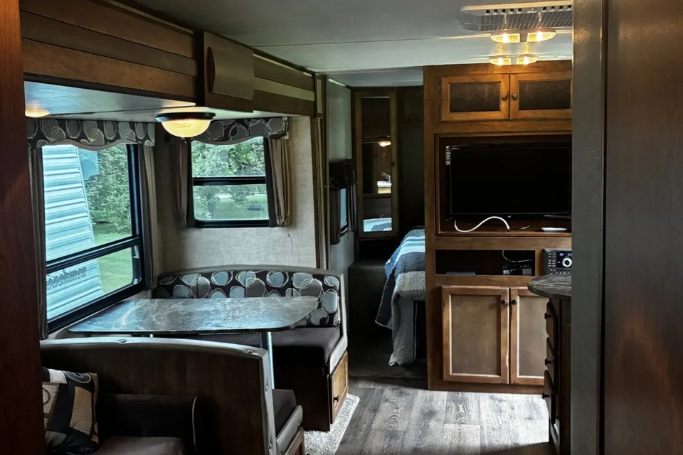 2014 Keystone sprinter. Big and perfect for your family outing!