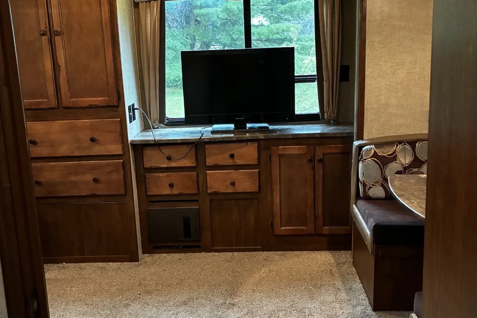 2014 Keystone sprinter. Big and perfect for your family outing!