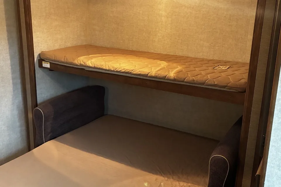 2014 Keystone sprinter. Big and perfect for your family outing!