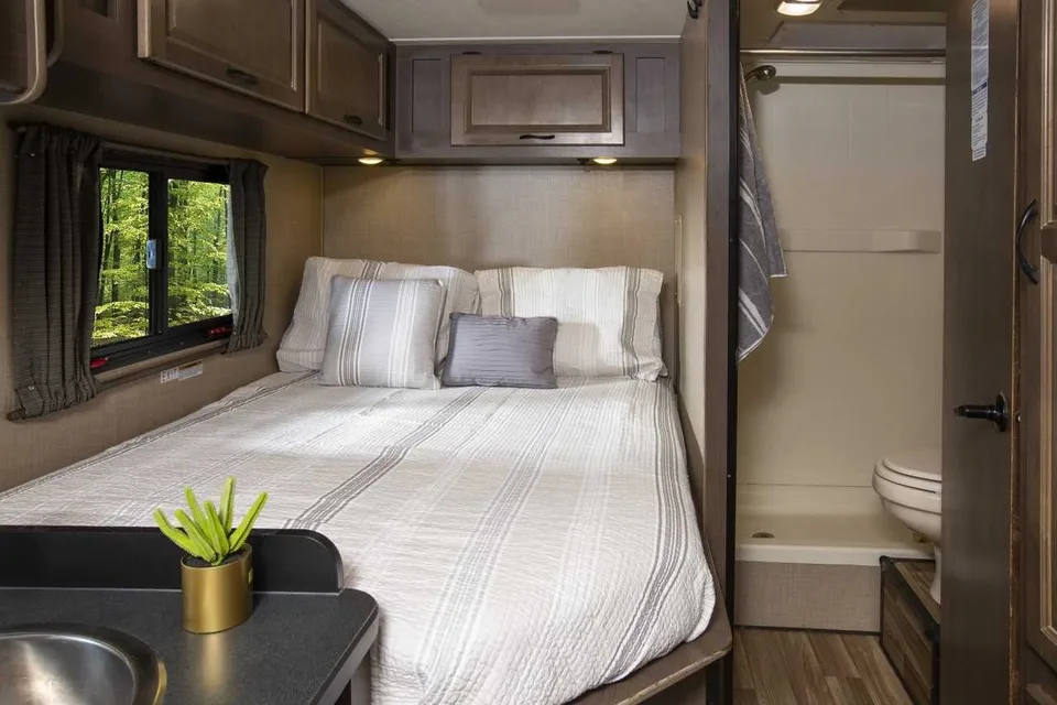 Marty's Thor Majestic 23 ft Class C Motorhome 