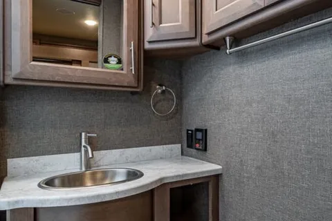 Challenger 2022 Thor Motor Coach - ONLY "G" License Required!