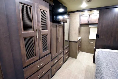 Challenger 2022 Thor Motor Coach - ONLY "G" License Required!