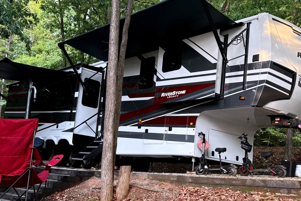 Pristine!! 2025 Forest River Riverstone Legacy 442MC Fifth Wheel