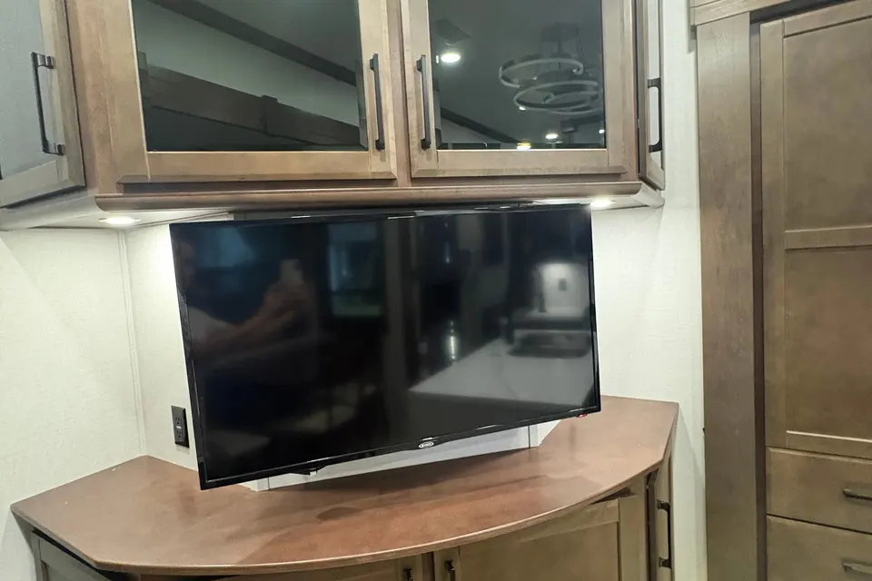 Pristine!! 2025 Forest River Riverstone Legacy 442MC Fifth Wheel