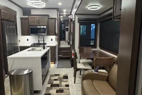Pristine!! 2025 Forest River Riverstone Legacy 442MC Fifth Wheel