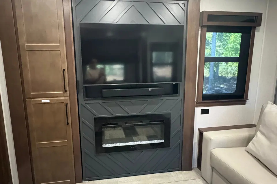 Pristine!! 2025 Forest River Riverstone Legacy 442MC Fifth Wheel