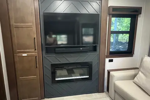 Pristine!! 2025 Forest River Riverstone Legacy 442MC Fifth Wheel