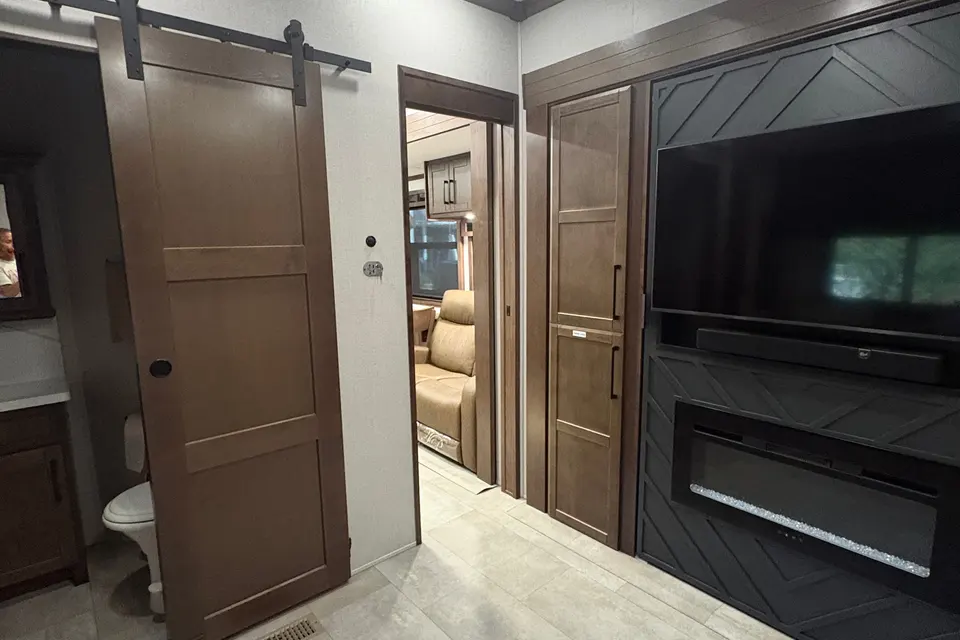 Pristine!! 2025 Forest River Riverstone Legacy 442MC Fifth Wheel