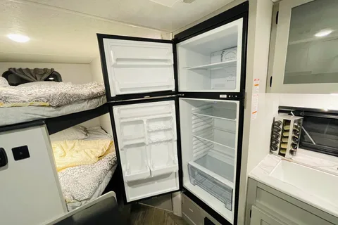 Forest Salem RV trailer Sleeps 7 Lightweight