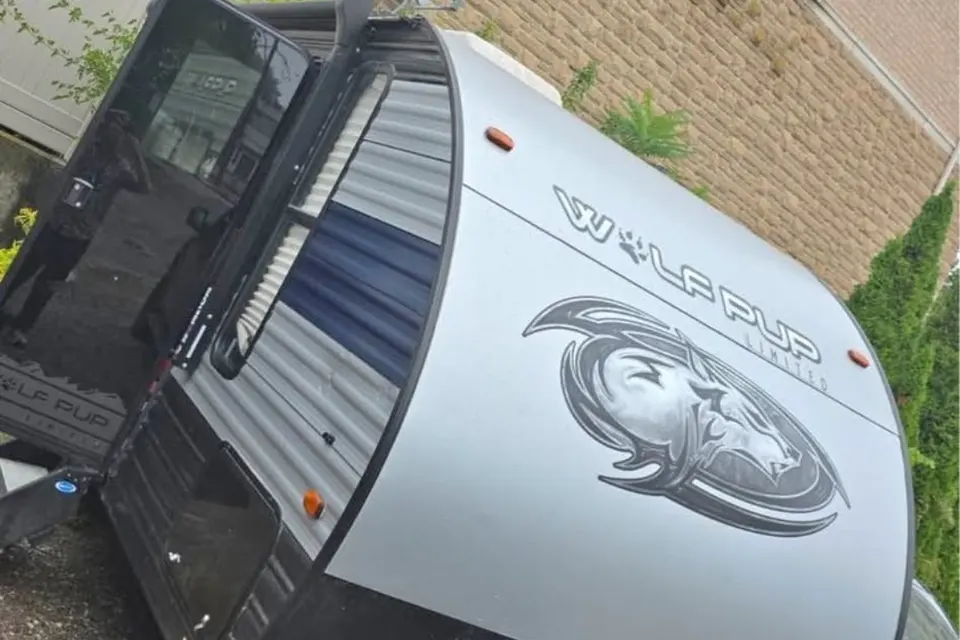 Leo's Wolf Wolf Pup 2022 16ft Travel Trailer