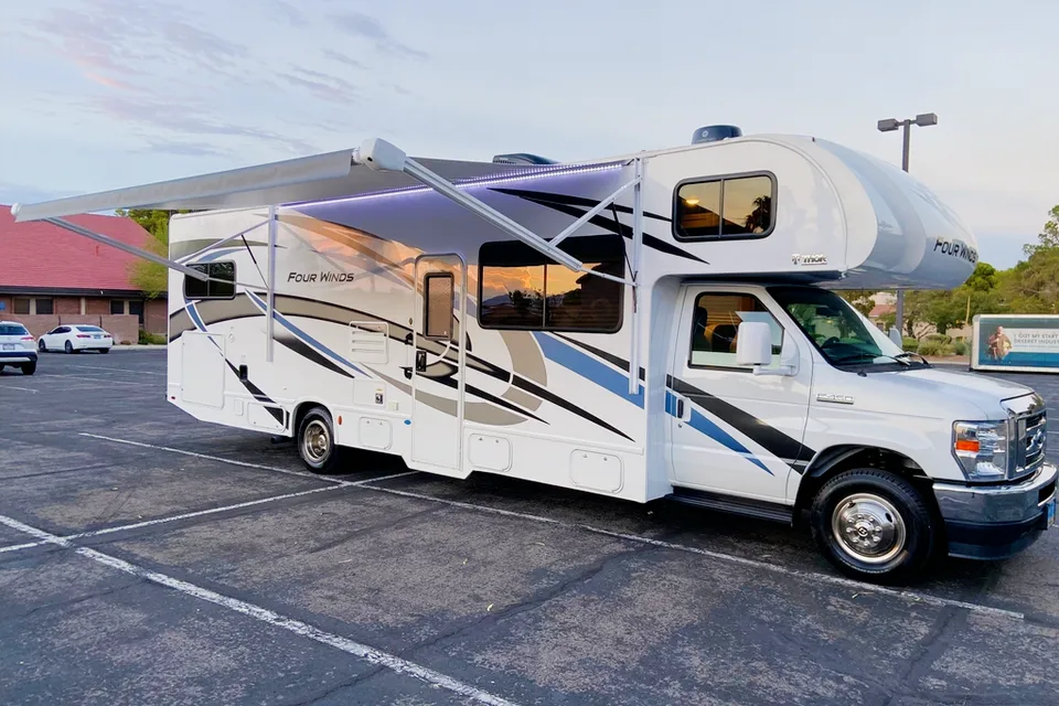 Luiza's Thor Motor Coach Four Winds 31 EV Class C