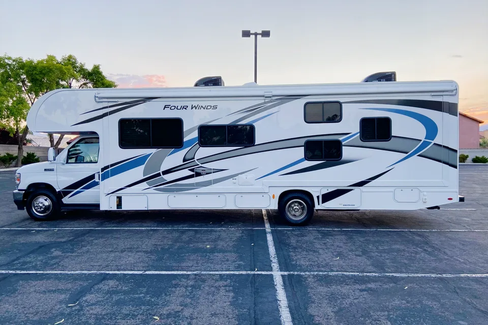 Luiza's Thor Motor Coach Four Winds 31 EV Class C