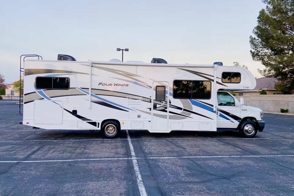 Luiza's Thor Motor Coach Four Winds 31 EV Class C