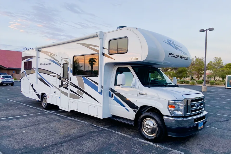 Luiza's Thor Motor Coach Four Winds 31 EV Class C