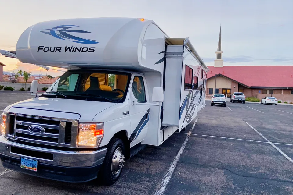 Luiza's Thor Motor Coach Four Winds 31 EV Class C