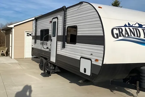 Larry's Grand River 25RB Travel Trailer