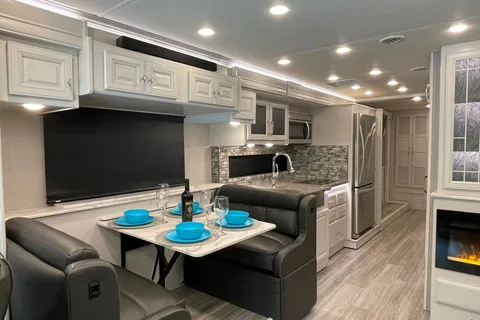 Luxury *CLASS A*  Holiday Rambler Nautica CL14with wifi