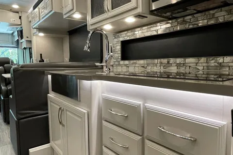 Luxury *CLASS A*  Holiday Rambler Nautica CL14with wifi
