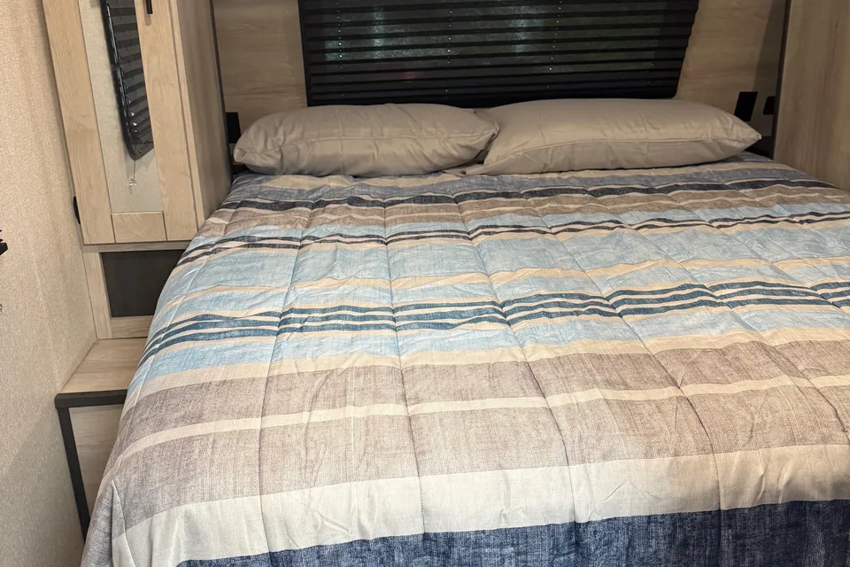 Clean 33’ KZ Connect Travel Trailer