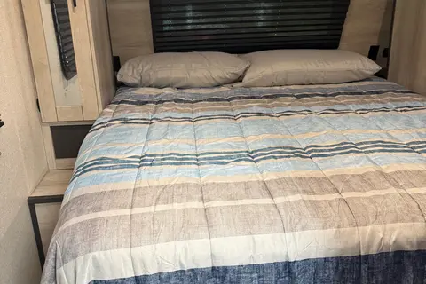 Clean 33’ KZ Connect Travel Trailer