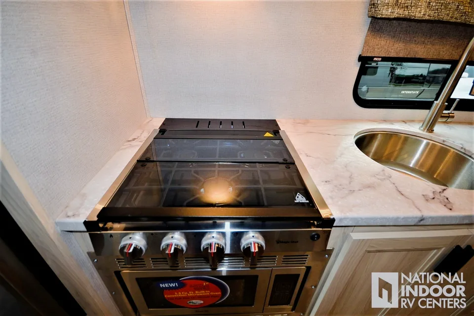 Starlink & Keurig onboard. Spacious & Cozy 30 feet RV Sleep 6