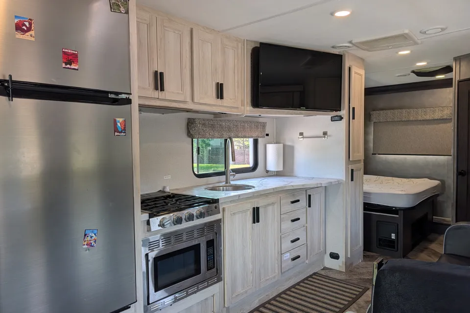 Starlink & Keurig onboard. Spacious & Cozy 30 feet RV Sleep 6