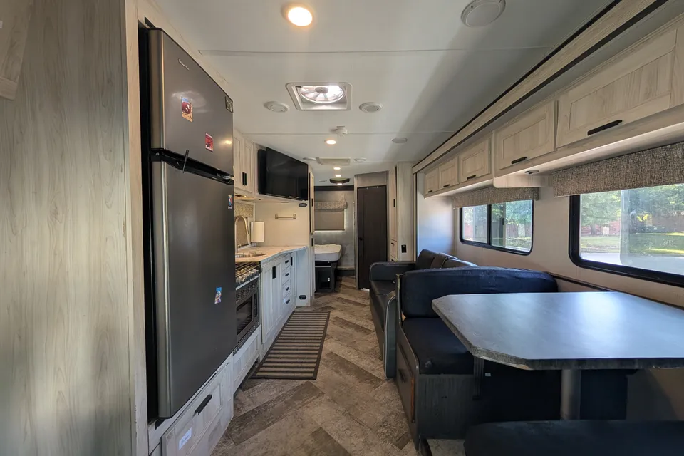 Starlink & Keurig onboard. Spacious & Cozy 30 feet RV Sleep 6