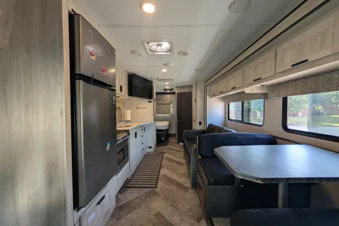 Starlink & Keurig onboard. Spacious & Cozy 30 feet RV Sleep 6