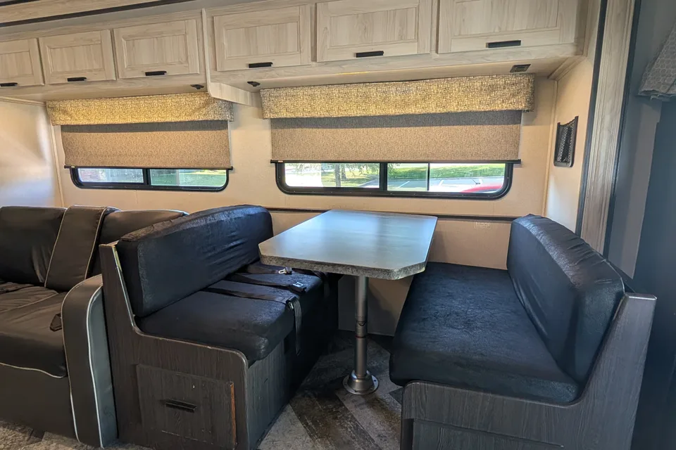 Starlink & Keurig onboard. Spacious & Cozy 30 feet RV Sleep 6