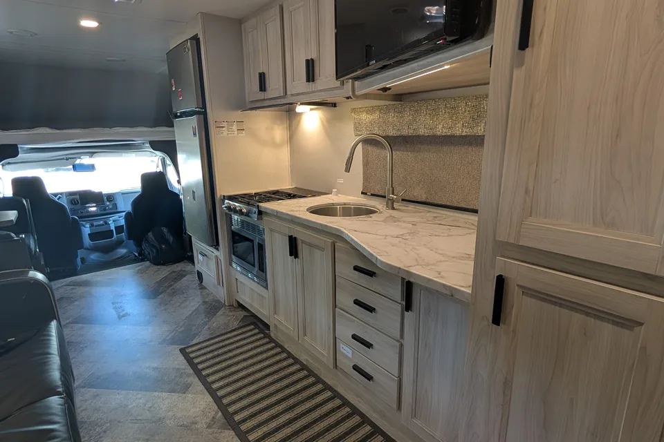 Starlink & Keurig onboard. Spacious & Cozy 30 feet RV Sleep 6