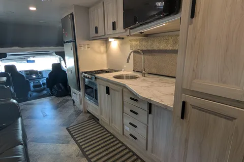 Starlink & Keurig onboard. Spacious & Cozy 30 feet RV Sleep 6
