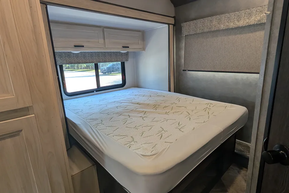 Starlink & Keurig onboard. Spacious & Cozy 30 feet RV Sleep 6